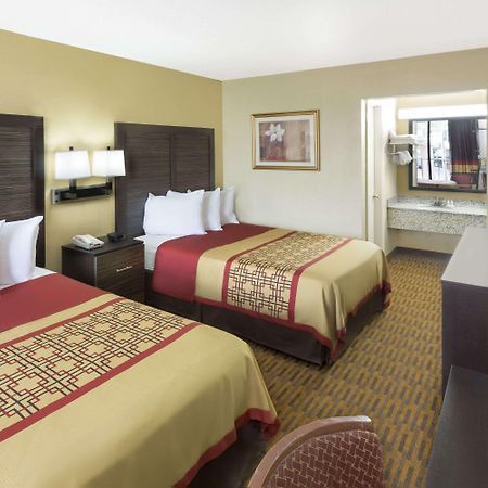 Days Inn By Wyndham Columbus-North Fort Moore Kültér fotó