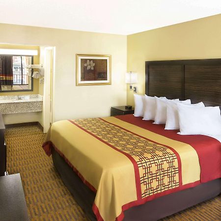 Days Inn By Wyndham Columbus-North Fort Moore Kültér fotó