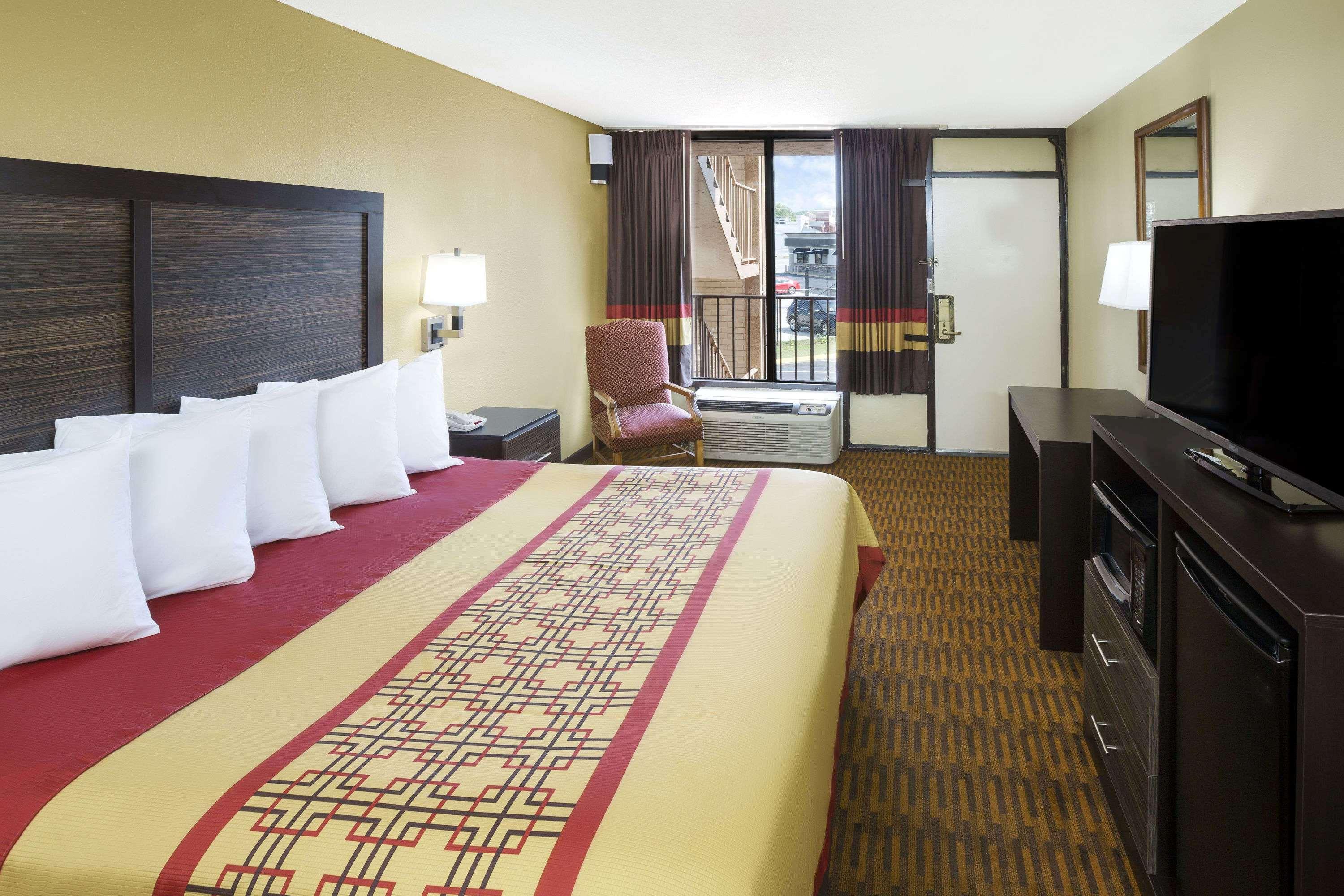 Days Inn By Wyndham Columbus-North Fort Moore Kültér fotó