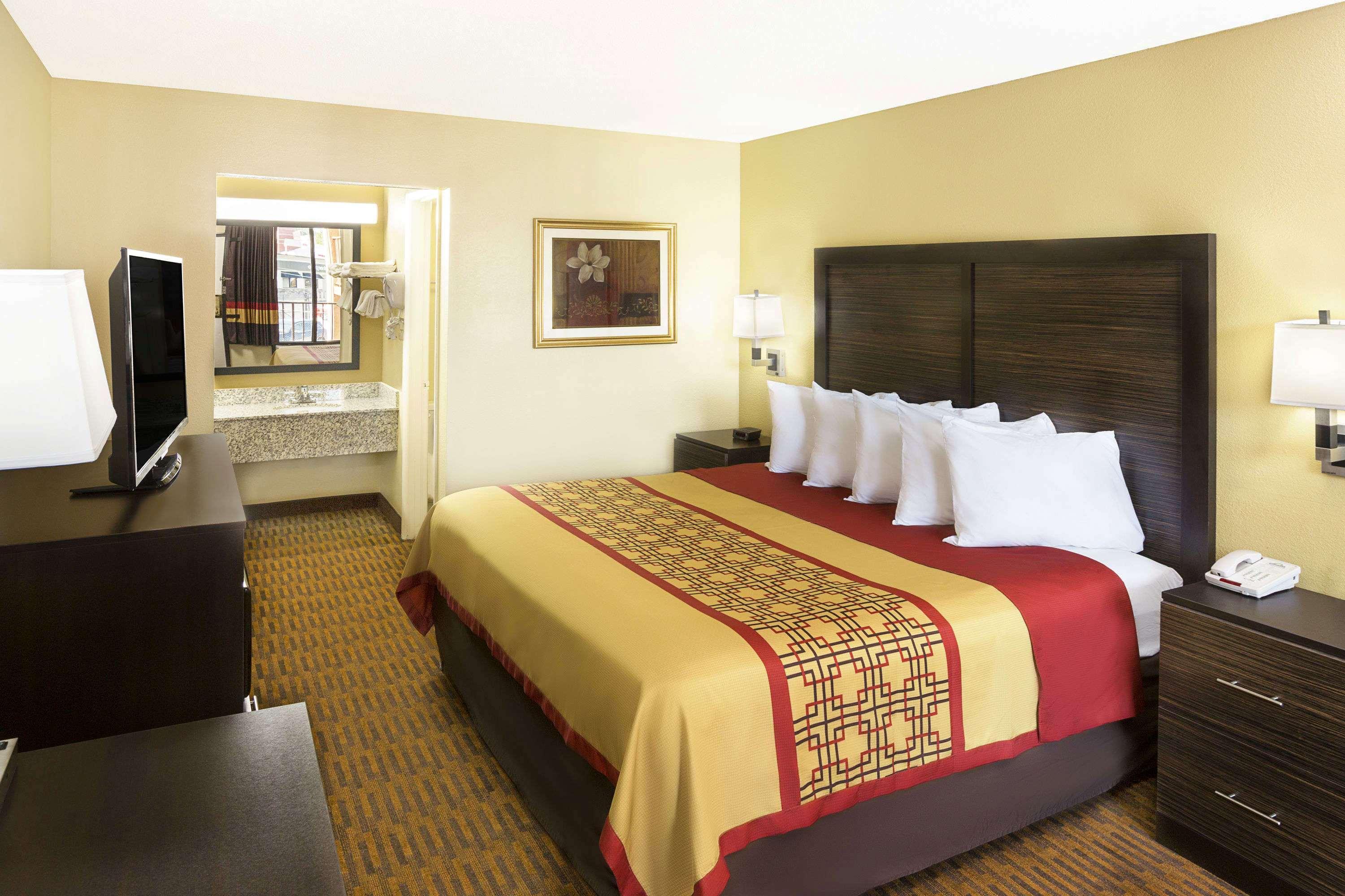 Days Inn By Wyndham Columbus-North Fort Moore Kültér fotó