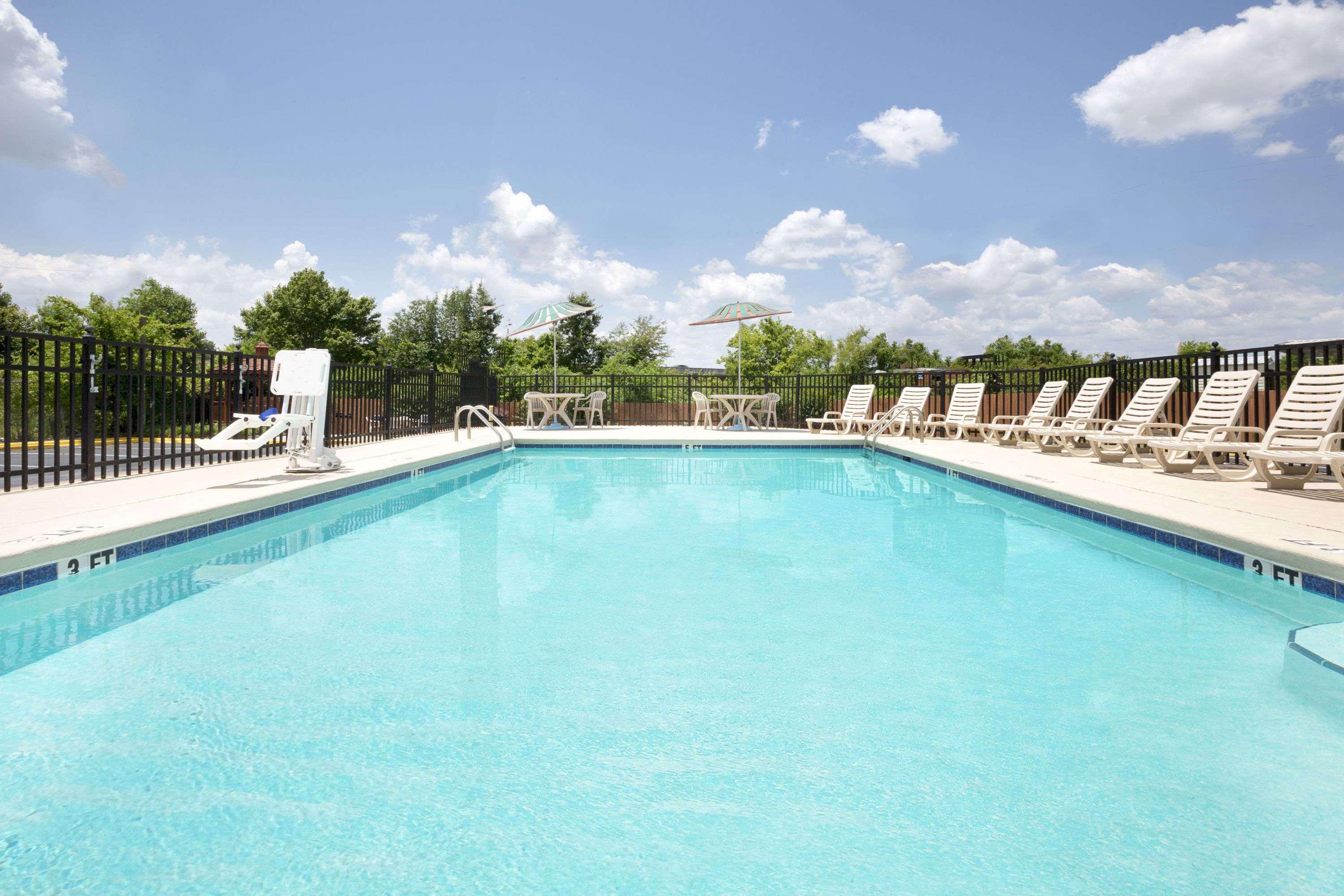 Days Inn By Wyndham Columbus-North Fort Moore Kültér fotó