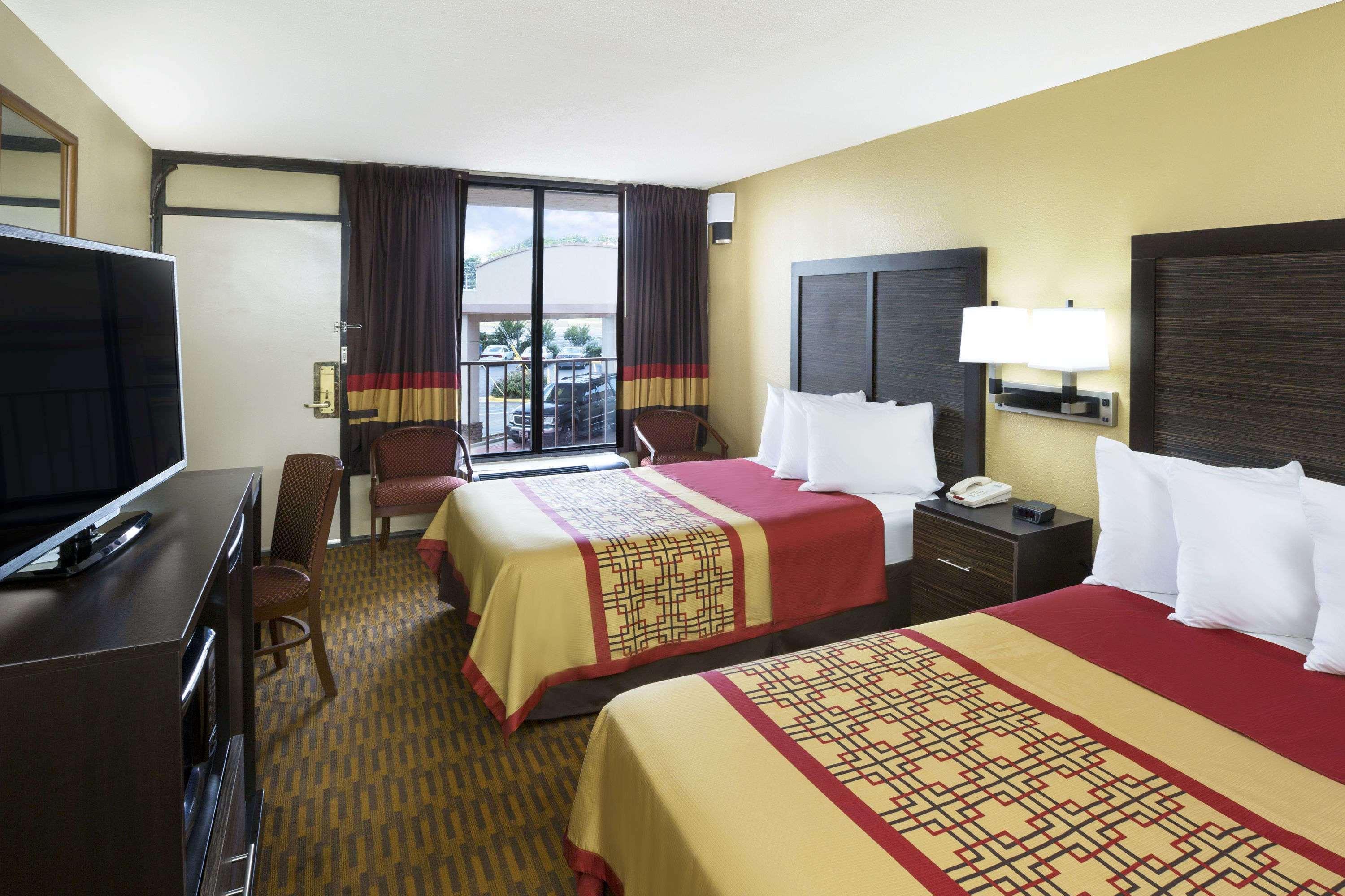 Days Inn By Wyndham Columbus-North Fort Moore Kültér fotó